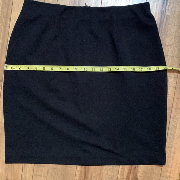 Emblem black skirt Large - Picture 9 of 9